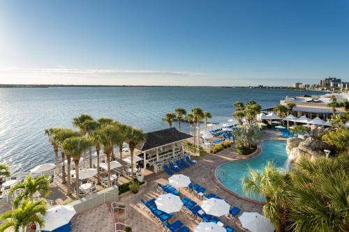 克利尔沃特Clearwater Beach Marriott Suites on Sand Key的享有度假胜地的空中景致,设有游泳池和海洋