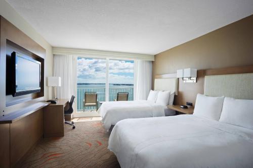 克利尔沃特Clearwater Beach Marriott Suites on Sand Key的酒店客房设有两张床和大窗户。
