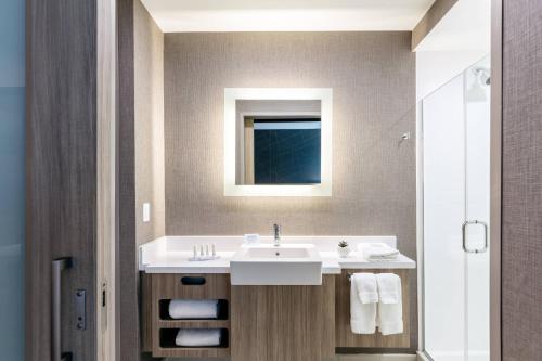 哥伦比亚SpringHill Suites by Marriott Columbia的浴室设有白色水槽和镜子