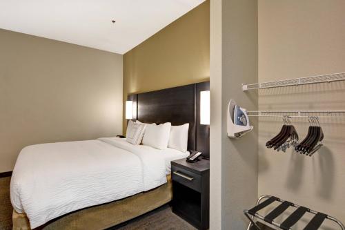 米德尔堡海茨Residence Inn by Marriott Cleveland Airport/Middleburg Heights的酒店客房设有一张床和一个衣柜。
