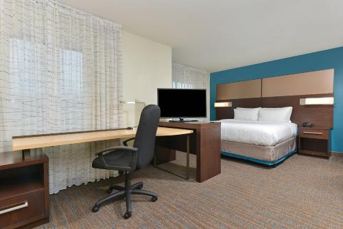 德梅因德梅因市中心万豪原住酒店的酒店客房配有一张床和一张带电脑的书桌