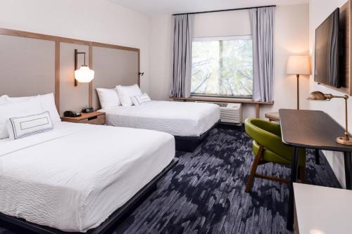 斯汤顿Fairfield Inn & Suites by Marriott Staunton的酒店客房 - 带两张床、一张桌子和一把椅子