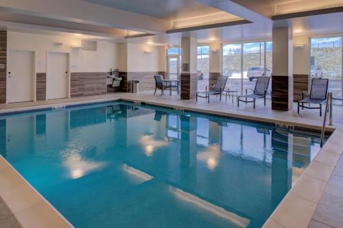 斯汤顿Fairfield Inn & Suites by Marriott Staunton的大楼内的一个蓝色海水游泳池