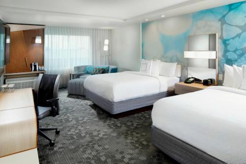 休斯顿休斯顿洲际机场万怡酒店 的酒店客房配有两张床和一张书桌