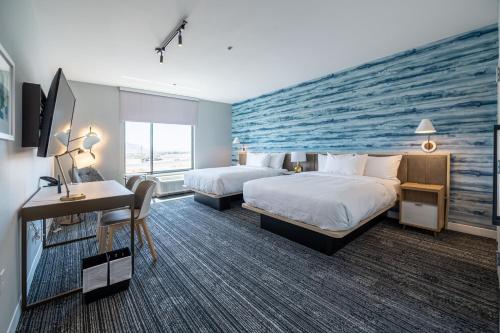 拉斯维加斯TownePlace Suites by Marriott Las Vegas North I-15的酒店客房带两张床和壁画