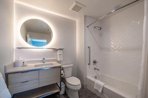 拉斯维加斯TownePlace Suites by Marriott Las Vegas North I-15的一间带水槽、卫生间和镜子的浴室