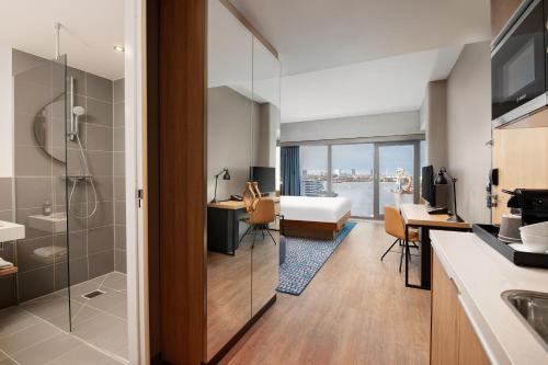阿姆斯特丹阿姆斯特丹木材港万豪原住客栈的酒店客房设有浴室和卧室