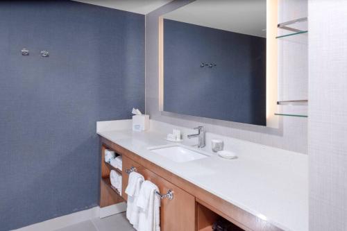 弗吉尼亚海滩Residence Inn by Marriott Virginia Beach Town Center的一间带水槽和镜子的浴室