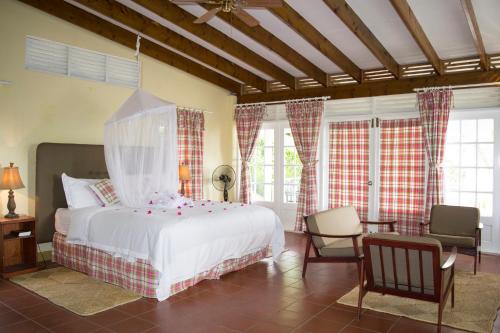 苏弗里耶尔拉浩特度假酒店的卧室设有白色大床和窗户。