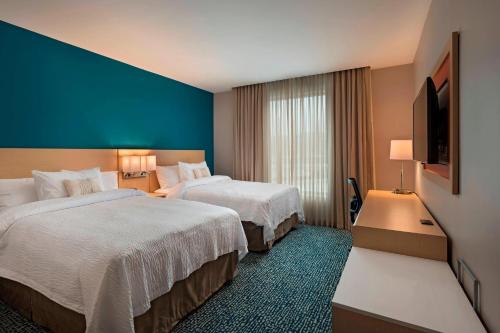 圣萨尔瓦多圣萨尔瓦多万豪费尔菲尔德酒店 的酒店客房设有两张床和一台平面电视。