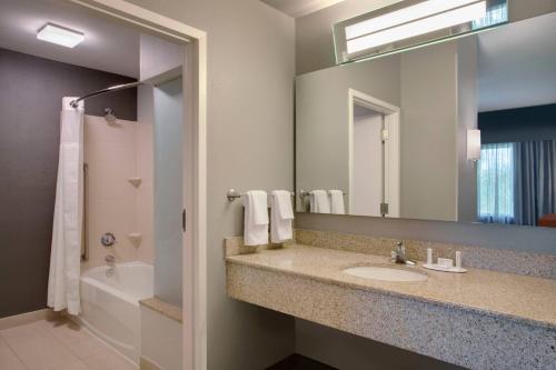 米拉玛劳德代尔堡西南米拉玛尔万怡酒店的一间带水槽和大镜子的浴室