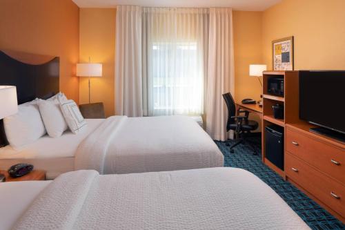拉斐特拉斐特I-10万豪费尔菲尔德酒店的酒店客房设有两张床和一台平面电视。