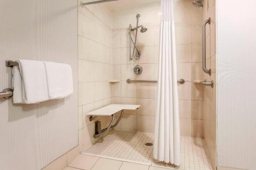 阿马里洛阿马里洛市中心万怡酒店的带淋浴和盥洗盆的浴室