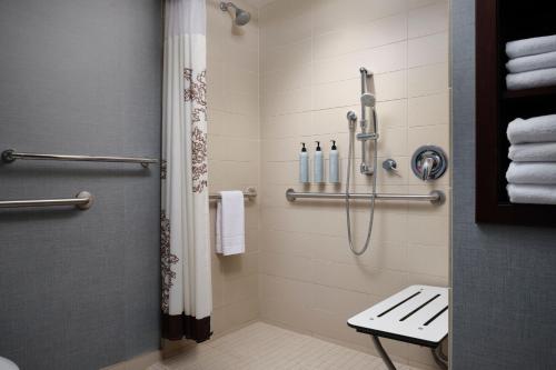 大急流城万豪格兰德急瑞比机场原住酒店的带淋浴和卫生间的浴室