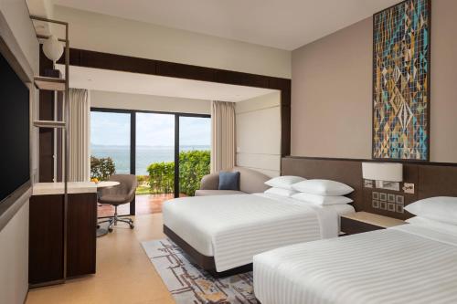 帕纳吉果阿万豪Spa度假酒店的酒店客房配有两张床和一张书桌