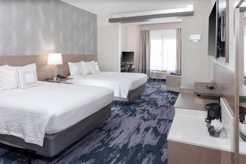 夏洛特Fairfield Inn & Suites Charlotte Pineville的酒店客房设有两张床和电视。