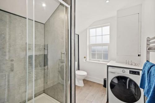 KentPlatinum Grove Modern Flat的带淋浴和洗衣机的浴室