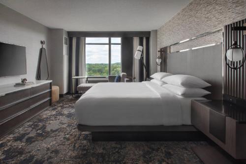 布里奇沃特布里奇沃特万豪酒店的酒店客房设有一张大床和一台电视。