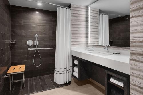 布里奇沃特布里奇沃特万豪酒店的一间带水槽和淋浴的浴室