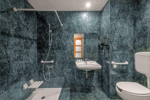 热那亚热那亚万豪AC酒店的浴室配有卫生间、盥洗盆和淋浴。