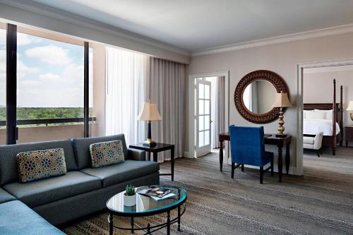 休斯顿休斯敦万豪韦斯特彻斯酒店的带沙发的客厅和卧室