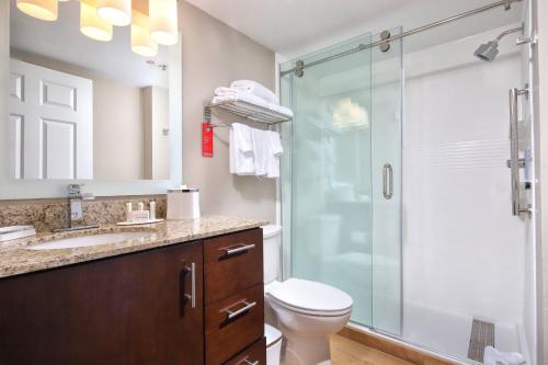 土桑土桑万豪广场套房酒店的带淋浴、卫生间和盥洗盆的浴室