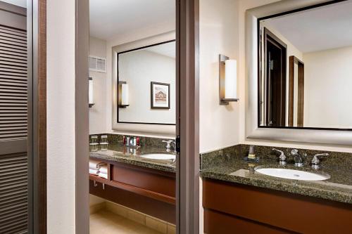 休斯顿休斯敦万豪韦斯特彻斯酒店的一间带两个盥洗盆和大镜子的浴室