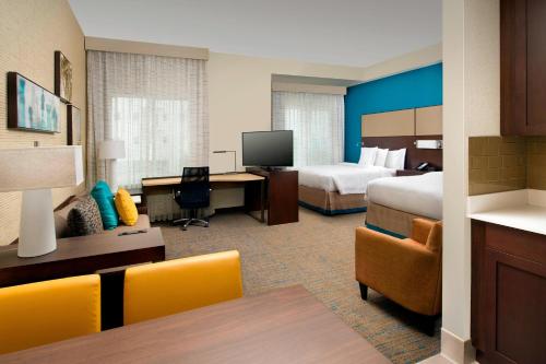 迈阿密迈阿密机场西/多拉尔万豪原住客栈的酒店客房配有两张床和一张书桌