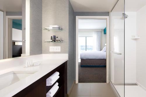迈阿密迈阿密机场西/多拉尔万豪原住客栈的一间带水槽的浴室和一间卧室