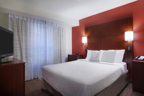 圣安东尼奥万豪圣安东尼奥市区市场原住客栈的配有一张床和一台平面电视的酒店客房