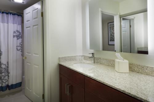 圣安东尼奥万豪圣安东尼奥市区市场原住客栈的一间带水槽和镜子的浴室