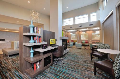 汤博尔Residence Inn by Marriott Houston Tomball的大堂设有图书室,配有书架和椅子