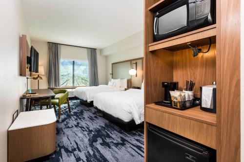 克雷斯特维尤Fairfield Inn & Suites by Marriott Crestview的酒店客房设有两张床和电视。
