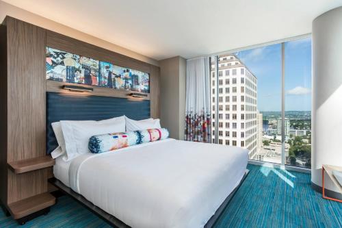 奥斯汀奥斯汀市中心雅乐轩酒店的一间卧室设有一张大床和一个大窗户