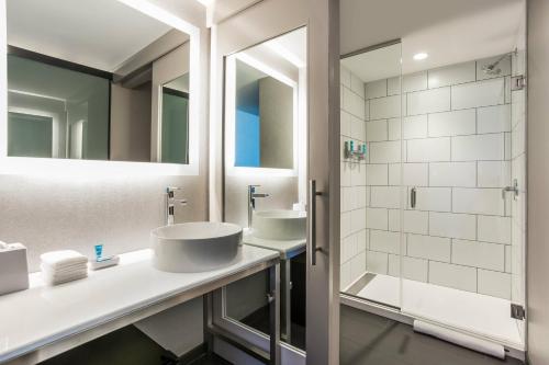 奥斯汀奥斯汀市中心雅乐轩酒店的一间带两个盥洗盆和淋浴的浴室
