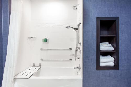 利弗莫尔Residence Inn Livermore的带淋浴和毛巾水槽的浴室