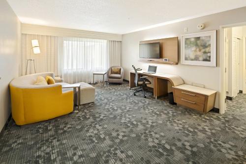大学城布赖恩学院站万怡酒店的配有一张床和一张书桌的酒店客房