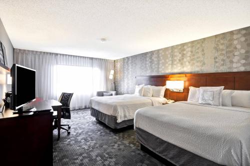杰克逊维尔杰克逊维尔/东北万豪万怡酒店的酒店客房设有两张床和一台平面电视。