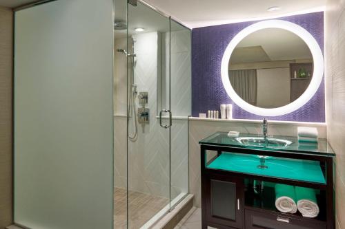 蒙特利尔Fairfield Inn by Marriott Montreal Downtown的浴室配有盥洗盆和带镜子的淋浴