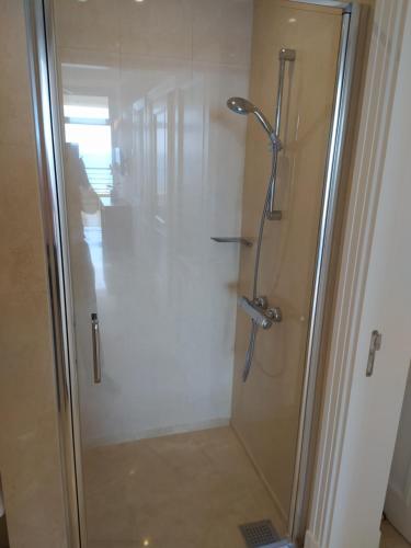 阿吉内金海滩Anfi del Mar 2的浴室里设有玻璃门淋浴