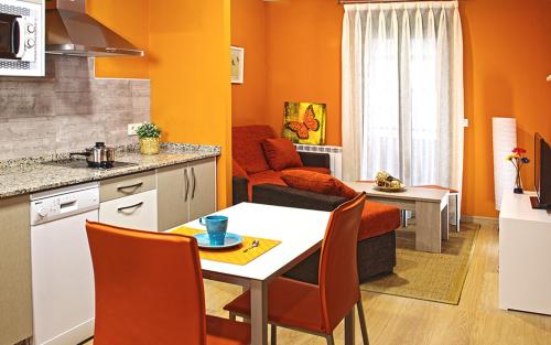 埃尔蓬特Aire de Sanabria的厨房以及带桌椅的起居室。