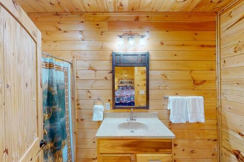惠提尔Evergreen Lodge的一间带水槽和镜子的浴室