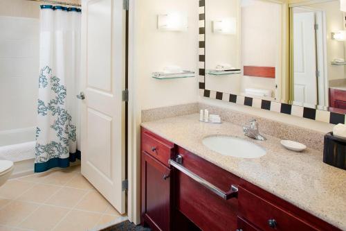 罗阿诺Residence Inn by Marriott Roanoke Airport的一间带水槽、卫生间和镜子的浴室