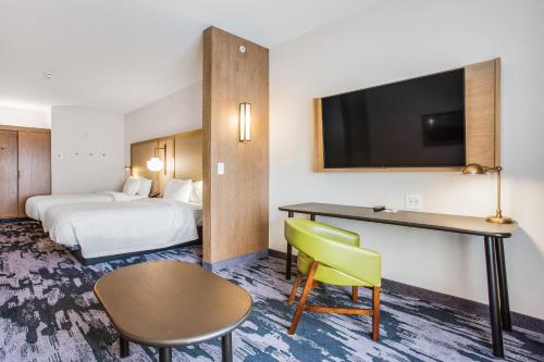 罗拉Fairfield Inn & Suites Rolla的酒店客房设有一张床、一张书桌和一台电视机。