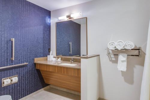 罗拉Fairfield Inn & Suites Rolla的一间带水槽和镜子的浴室