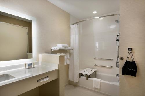 岩石丘罗克希尔万豪费尔菲尔德套房酒店的一间带水槽、淋浴和卫生间的浴室