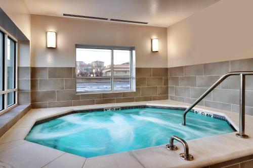 穆雷TownePlace Suites Salt Lake City Murray的带窗户的客房内的热水浴池