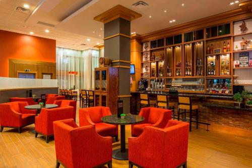 罗切斯特万豪梅奥克里尼克酒店 - 罗切斯特的一间设有红色椅子的餐厅和一间酒吧