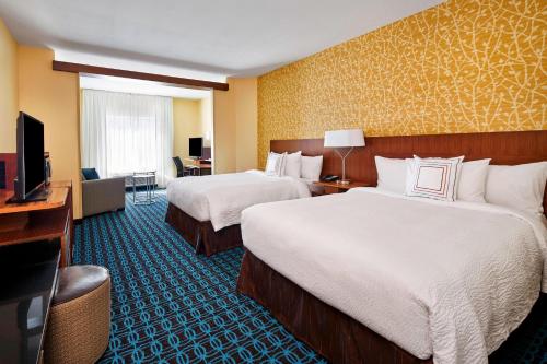 亚历山德里亚Fairfield Inn & Suites by Marriott Alexandria,Virginia的酒店客房设有两张床和电视。