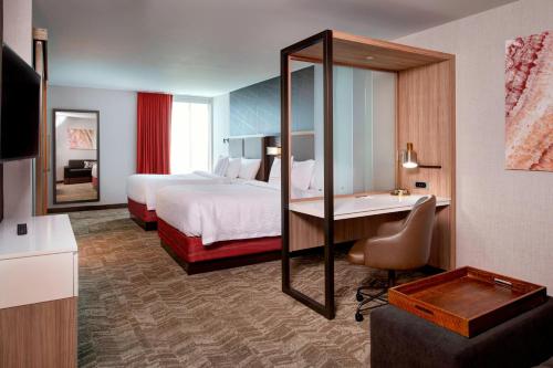 格兰维尔SpringHill Suites by Marriott Grand Rapids West的一间酒店客房 - 带一张床和一间浴室